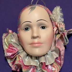 Clown face decorated with ruffles